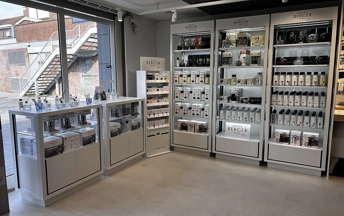 De hoek van Maison Berger Paris in de winkel, met geurlampen, geurstokjes en navullingen