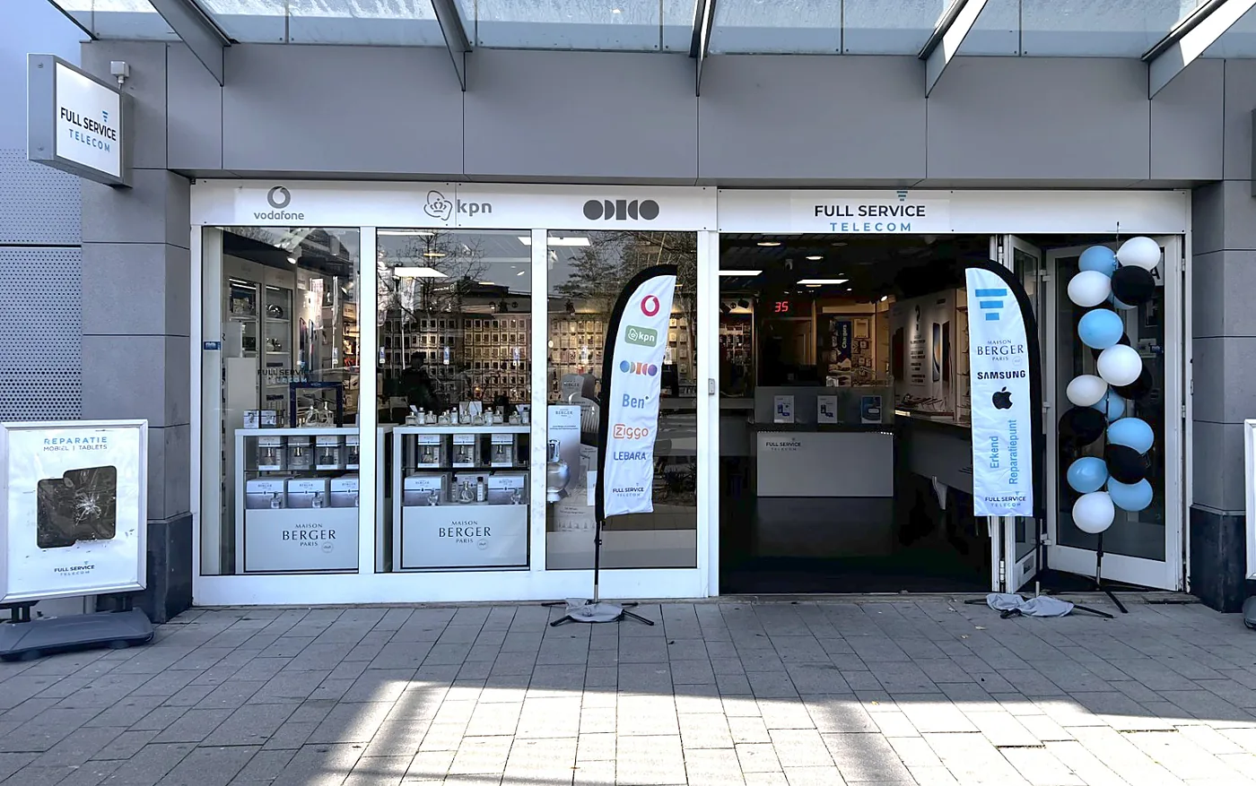 De winkel van Full Service Telecom aan de Struytse Hoeck, met de logo's van Vodafone, KPN en Odido boven de ramen