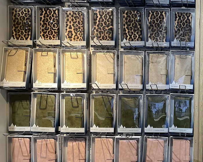 De wand met hoesjes in de winkel